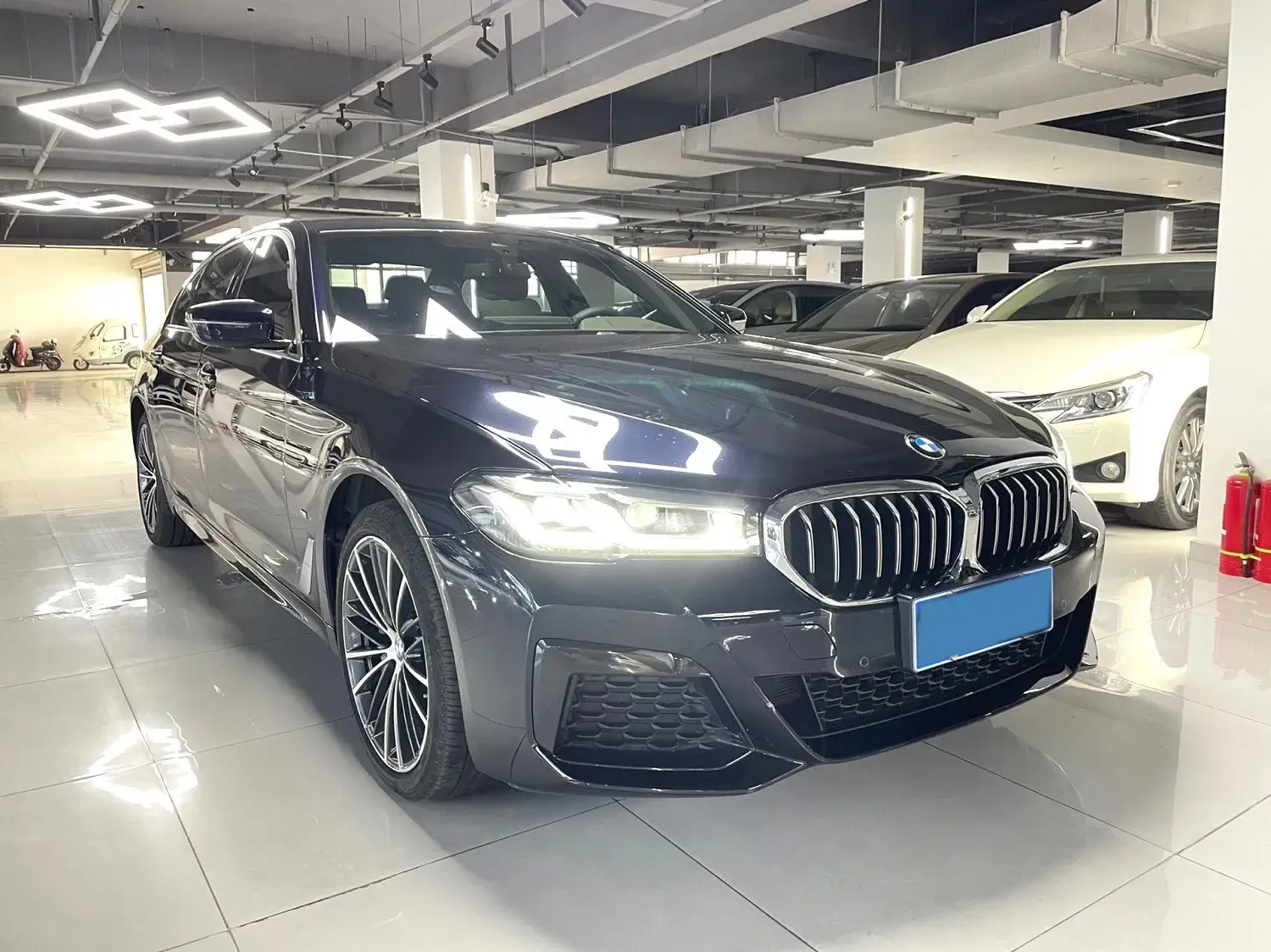 2023 BMW 5 thumbnail 3