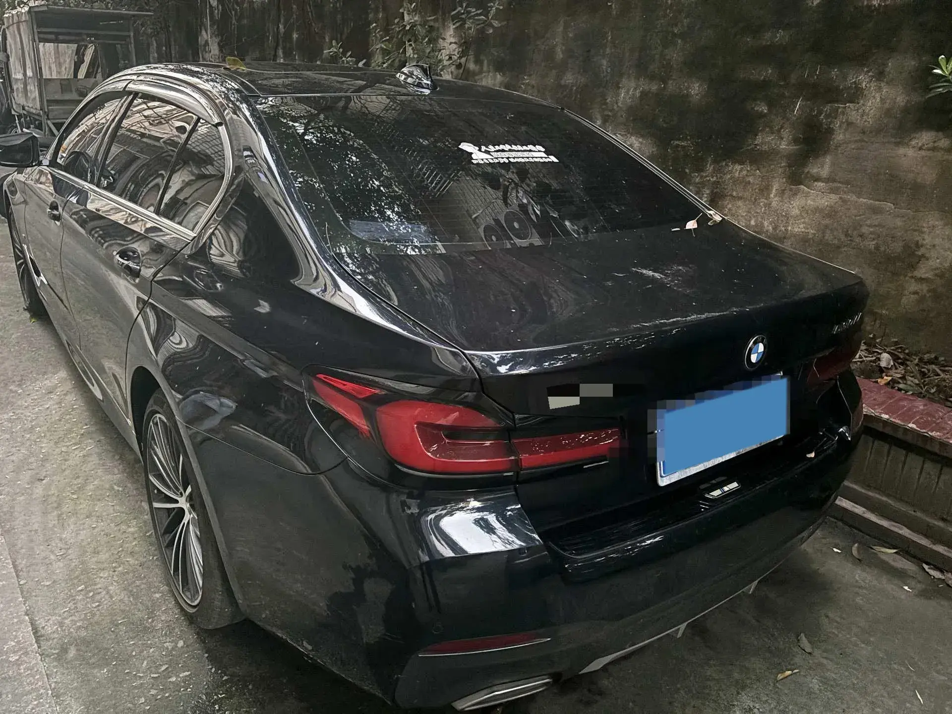 2022 BMW 5 thumbnail 2