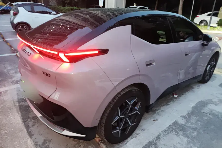 2025 LYNK&CO Z20 thumbnail 2