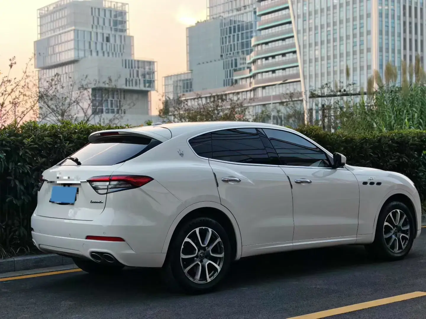 2022 MASERATI LEVANTE thumbnail 3