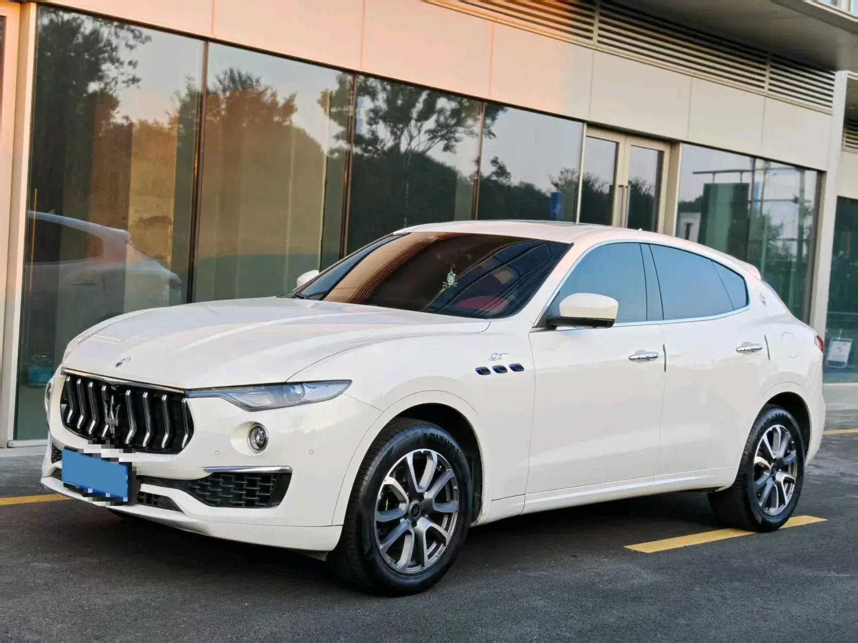 2022 MASERATI LEVANTE view 1