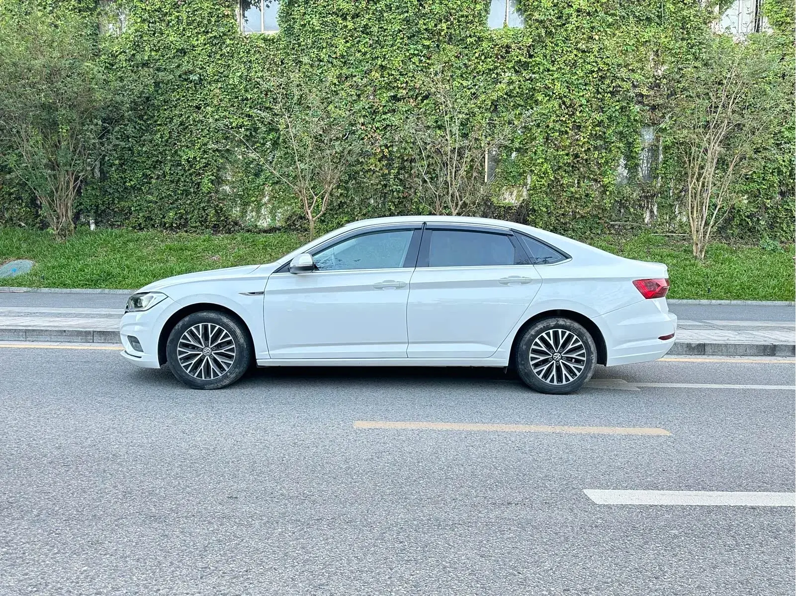 2019 VOLKSWAGEN SAGITAR thumbnail 3