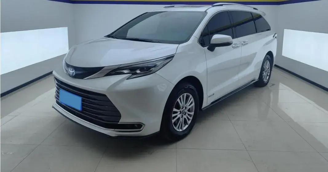 2021 TOYOTA SIENNA view 1