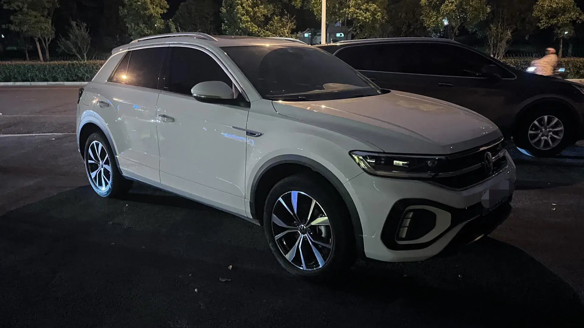 2023 VOLKSWAGEN T-ROC thumbnail 3