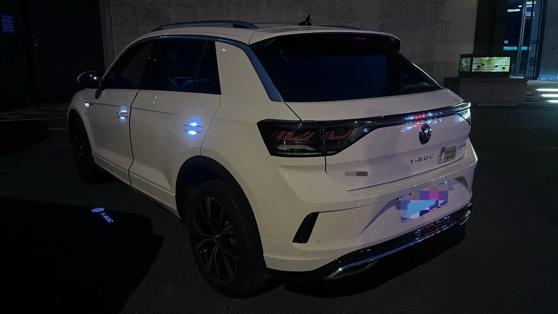 2023 VOLKSWAGEN T-ROC thumbnail 4