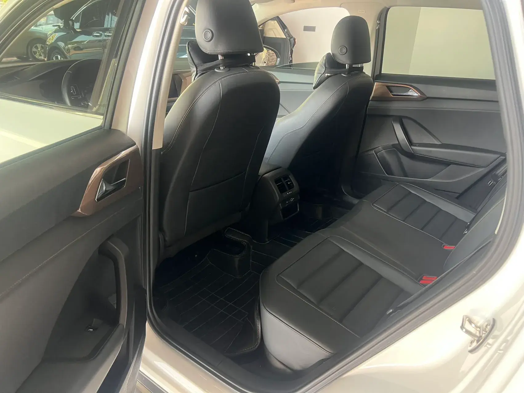 2021 VOLKSWAGEN THARU thumbnail 4