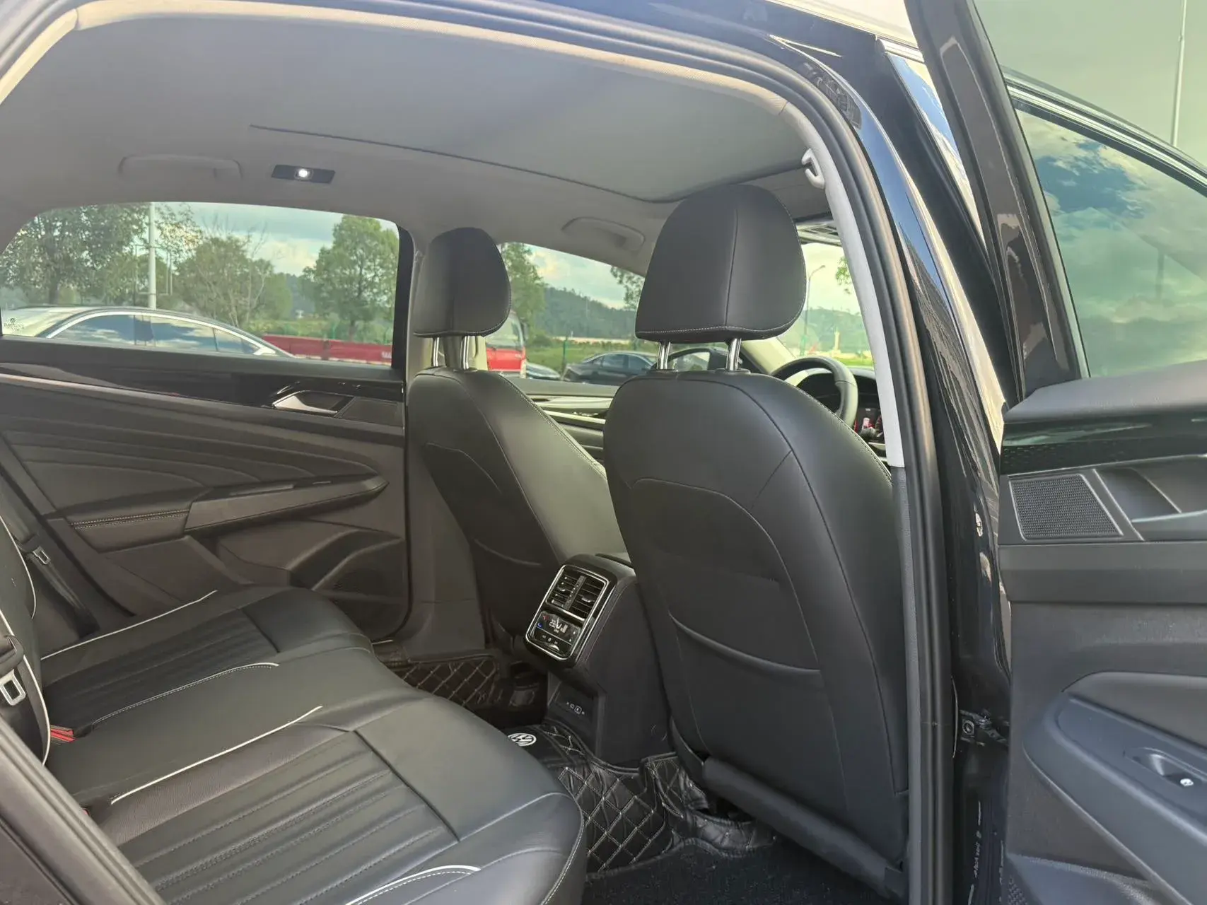 2023 VOLKSWAGEN PASSAT thumbnail 4