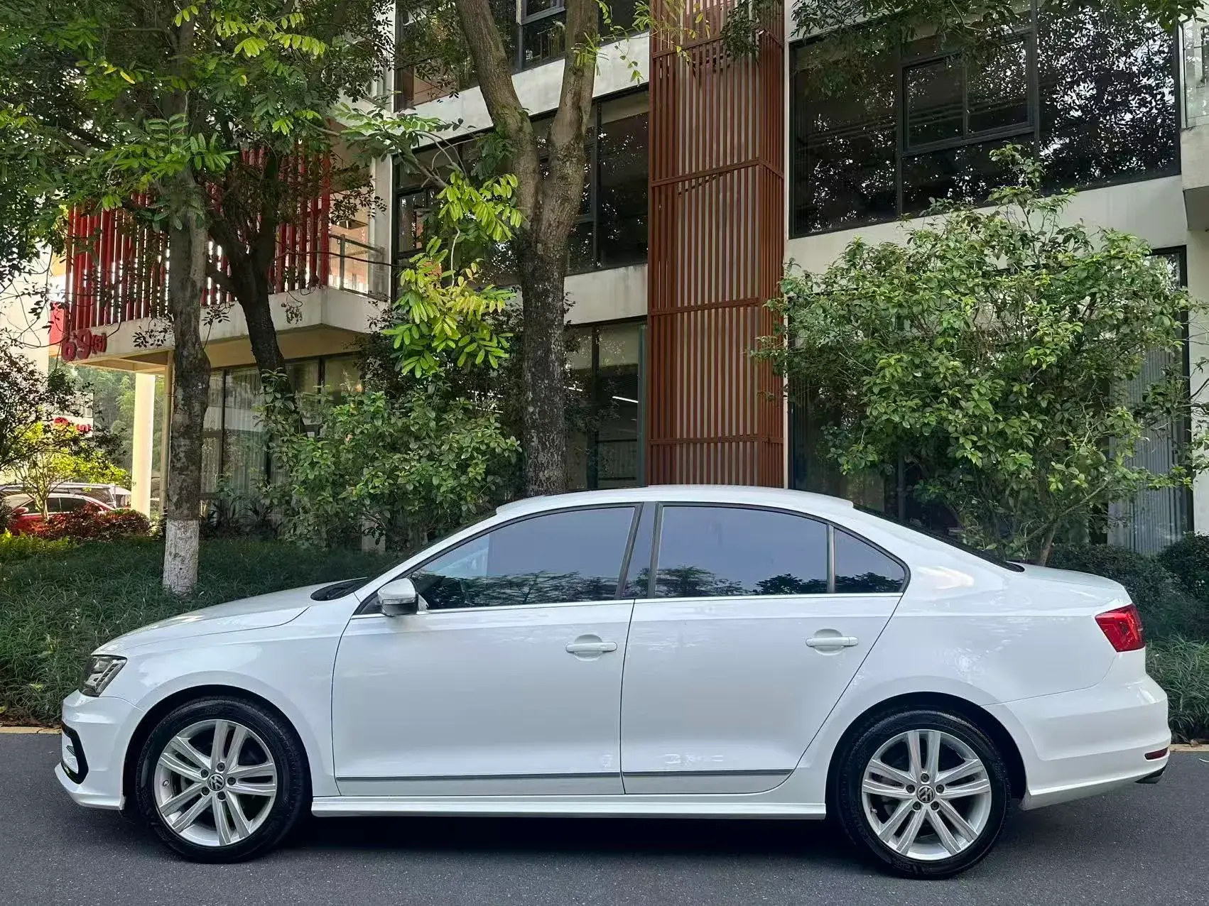 2018 VOLKSWAGEN SAGITAR thumbnail 3