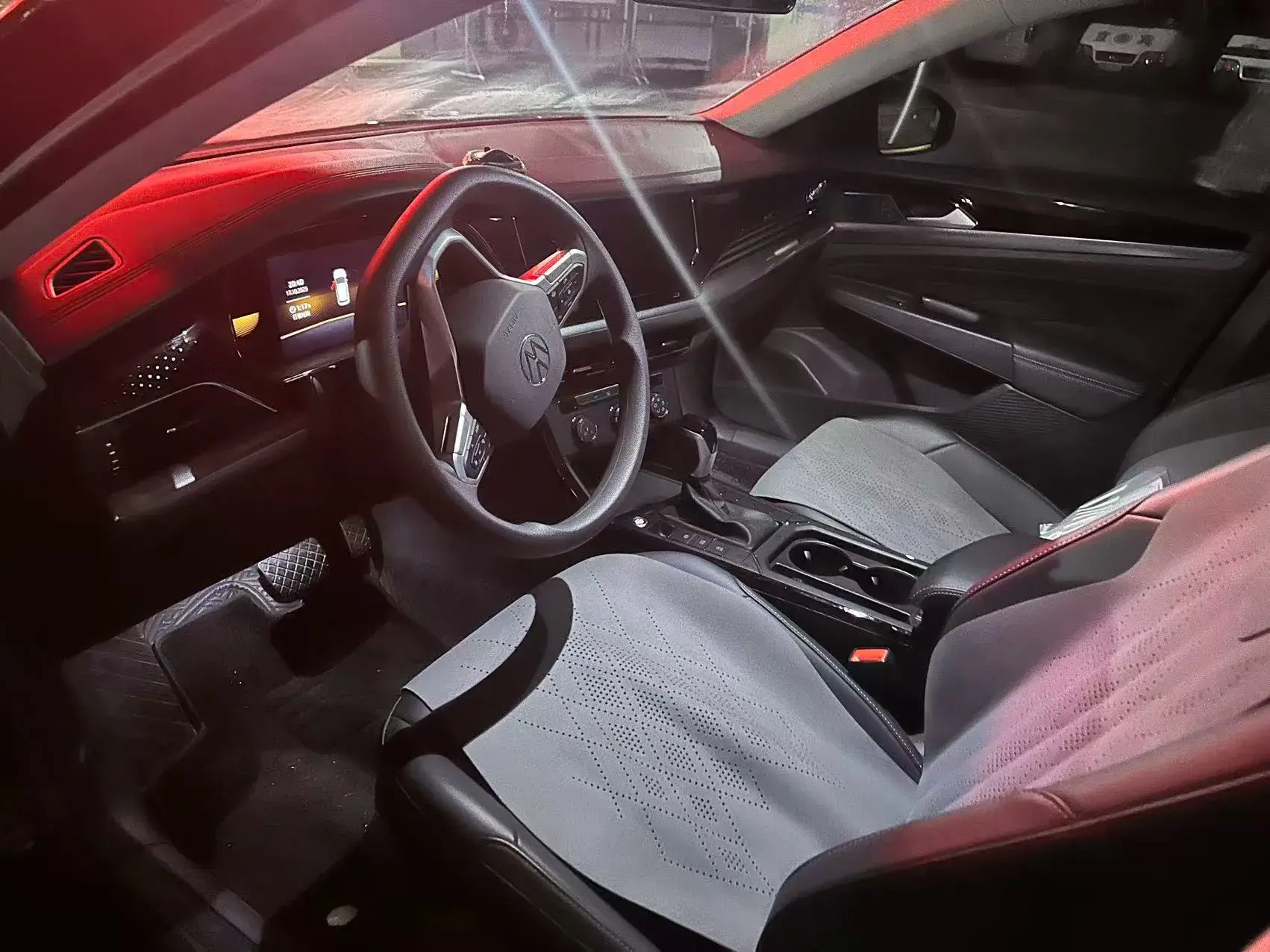 2024 VOLKSWAGEN PASSAT thumbnail 3