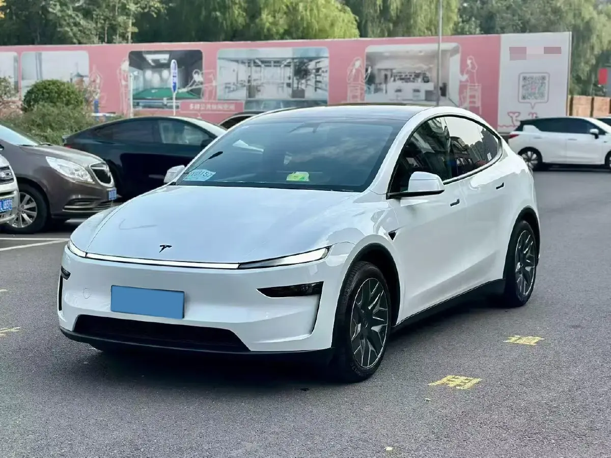 2025 Tesla Model Y L BEV