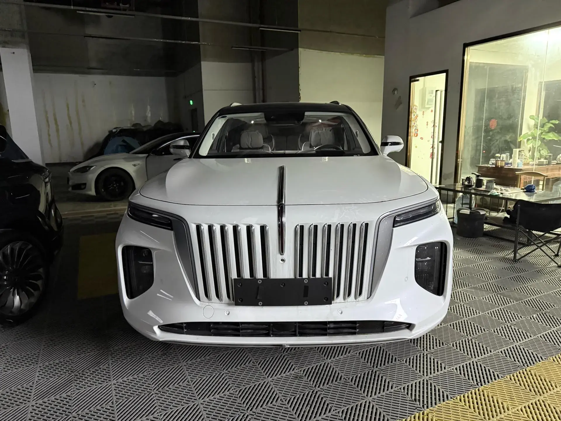 2022 HONGQI E-HS9 thumbnail 2