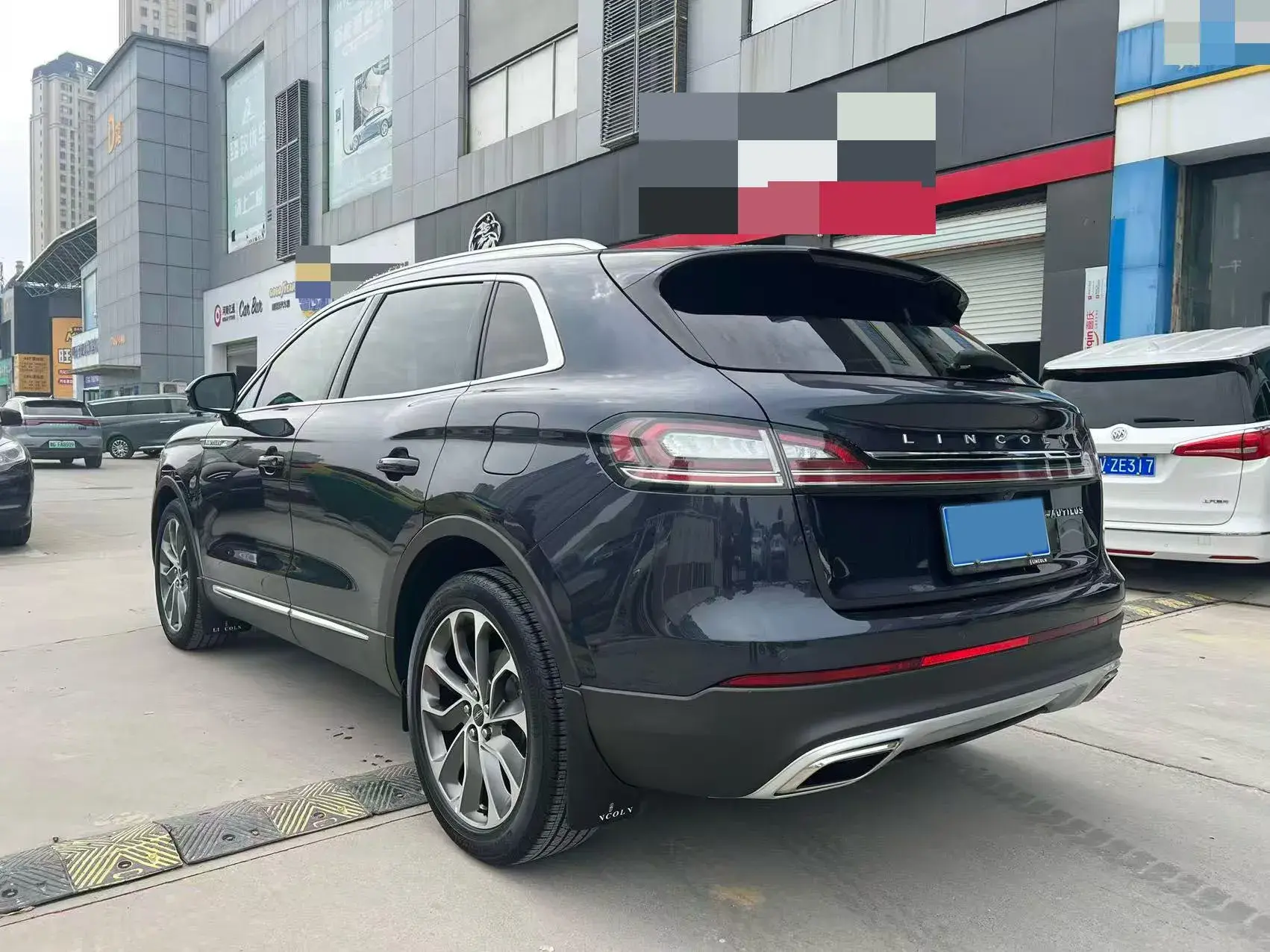 2021 LINCOLN NAUTILUS thumbnail 4