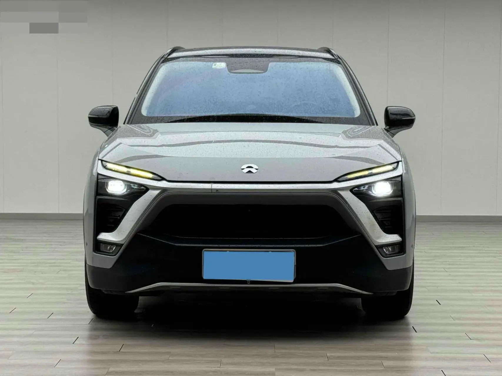 2018 NIO ES8 thumbnail 3