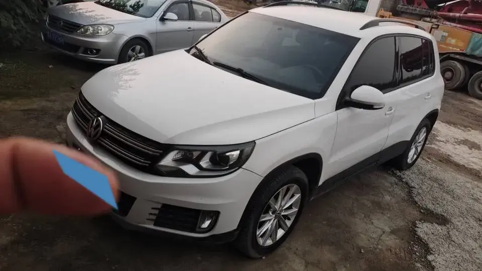 2016 VOLKSWAGEN TIGUAN view 1