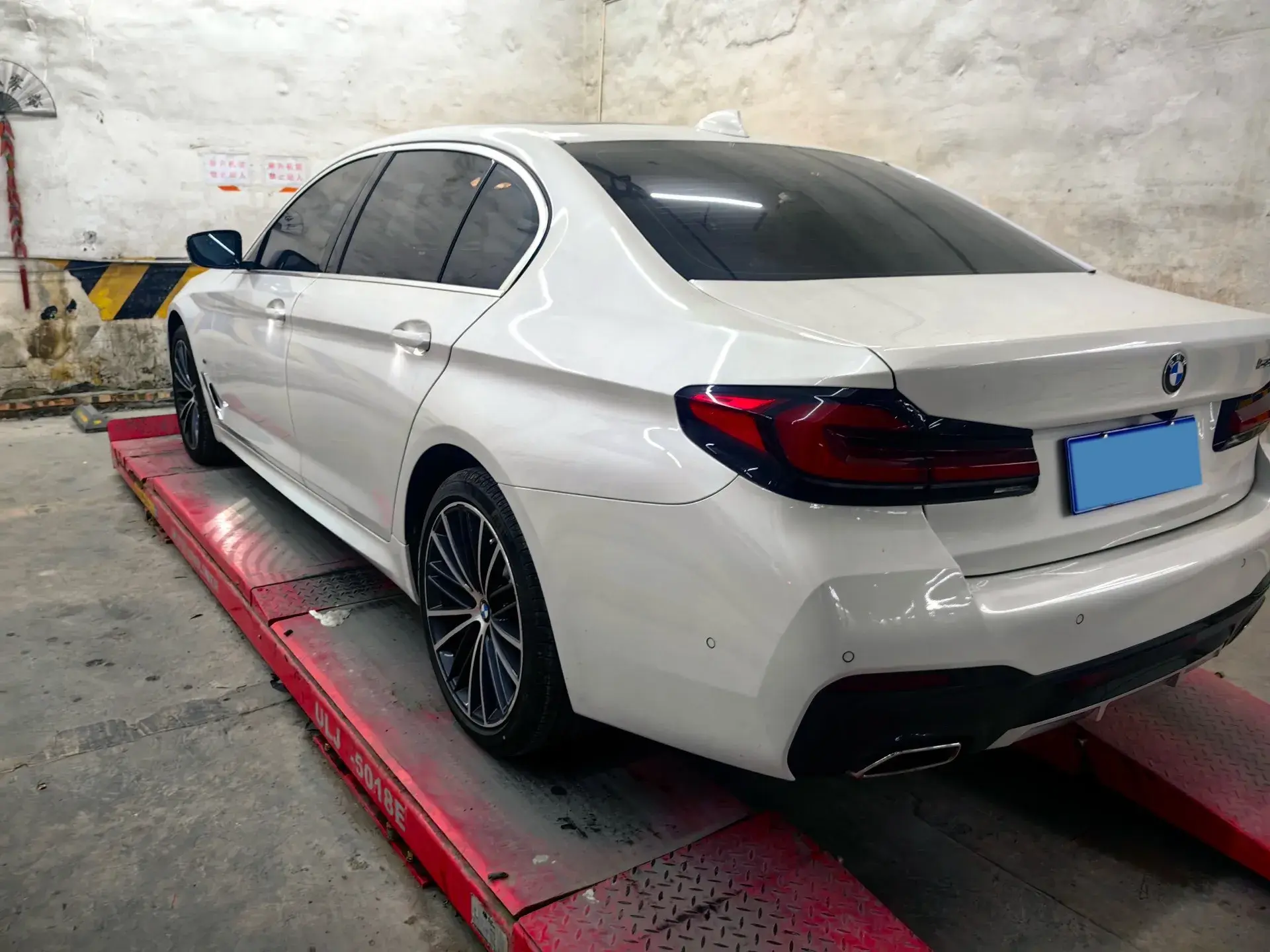 2021 BMW 5 thumbnail 3