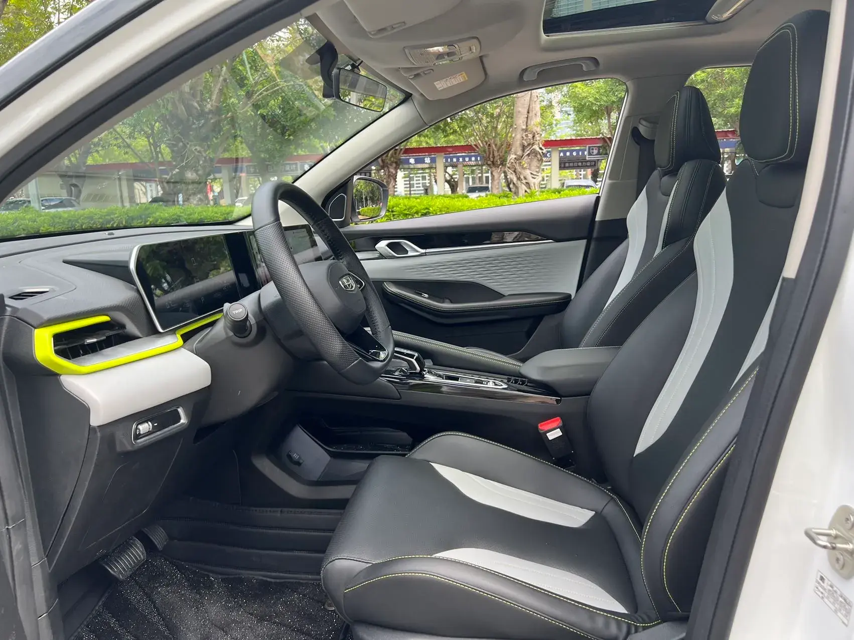 2022 GEELY COOLRAY thumbnail 4