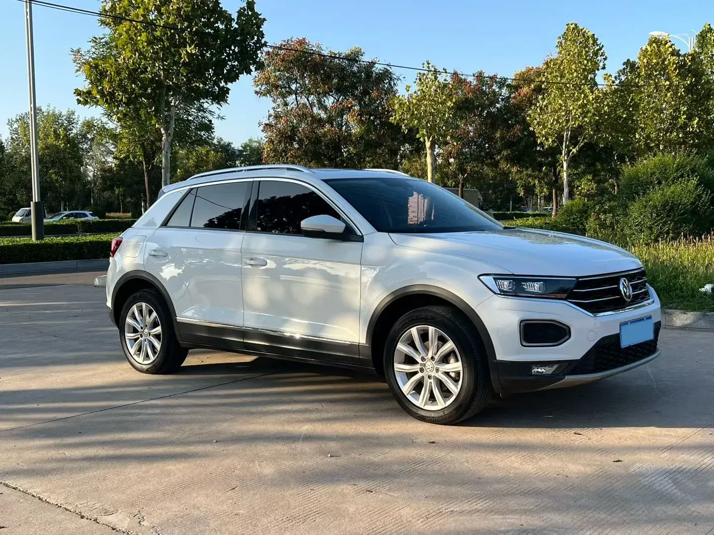 2019 VOLKSWAGEN T-ROC thumbnail 3
