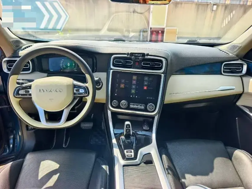 2019 LYNK&CO 01 thumbnail 4