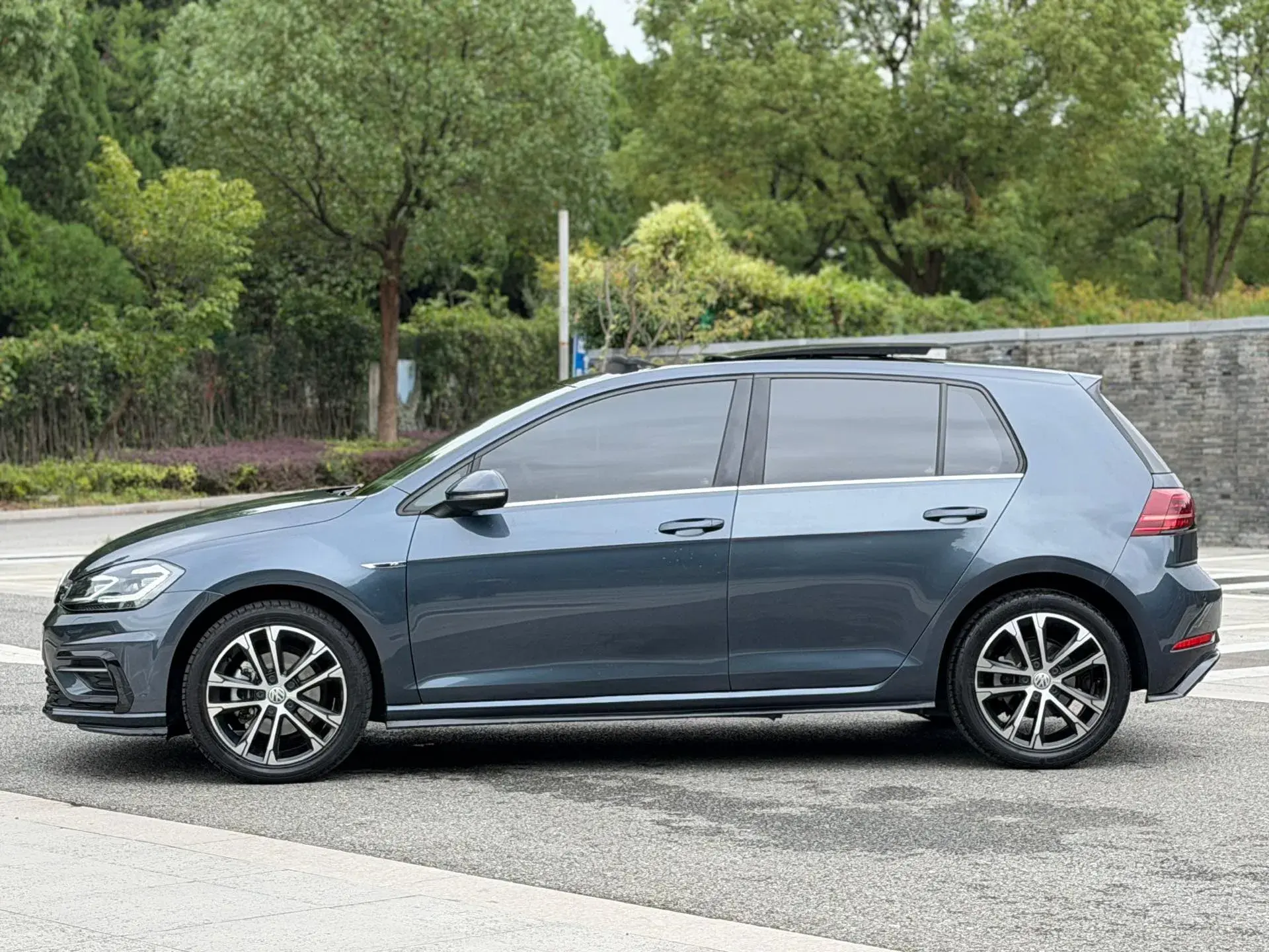 2018 VOLKSWAGEN GOLF thumbnail 3