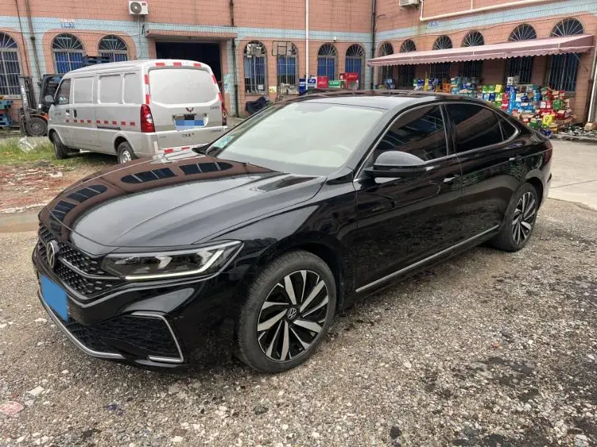 2023 VOLKSWAGEN PASSAT view 1