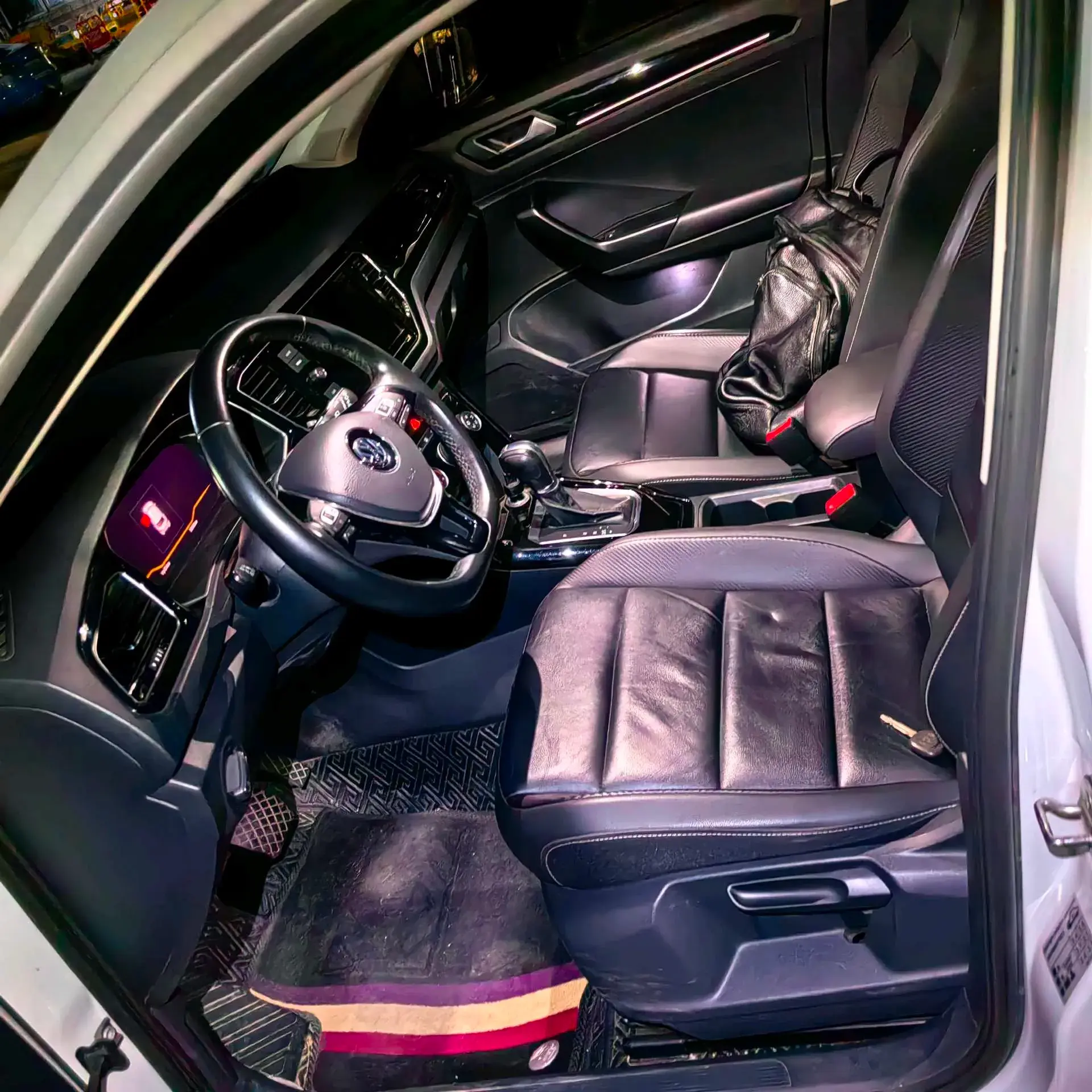 2020 VOLKSWAGEN T-ROC thumbnail 4