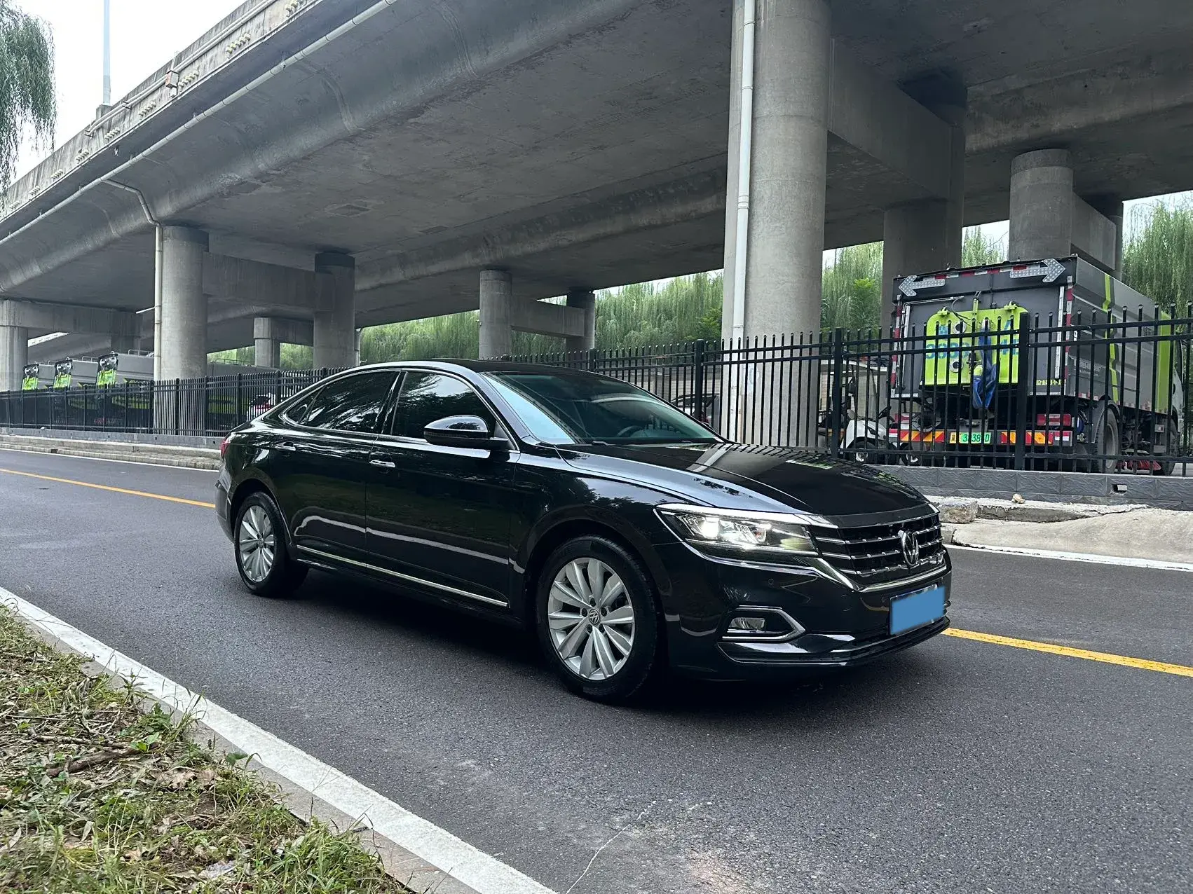 2019 VOLKSWAGEN PASSAT thumbnail 3