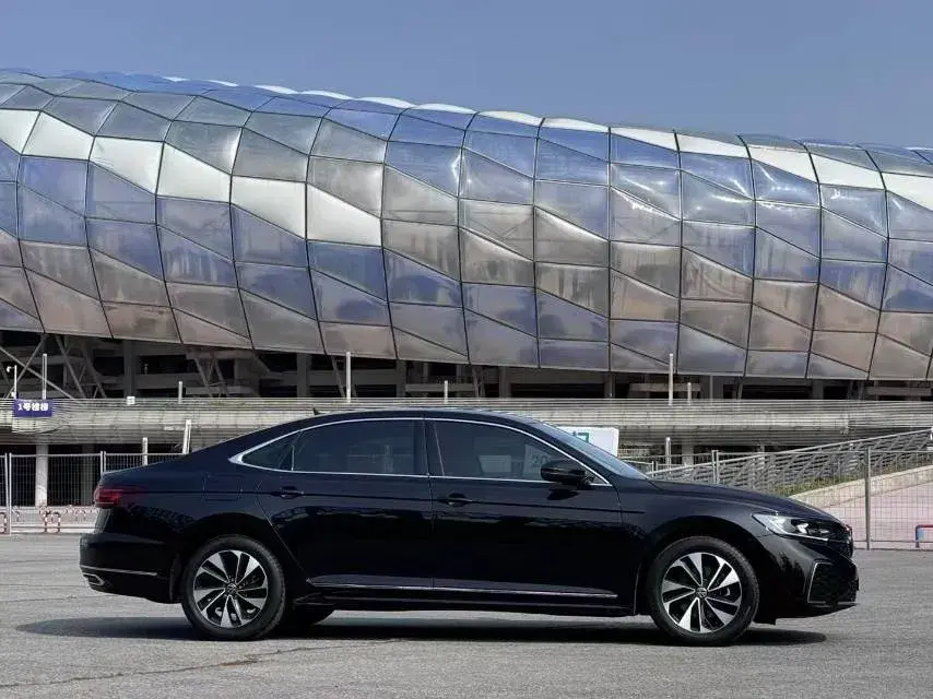 2023 VOLKSWAGEN PASSAT thumbnail 3