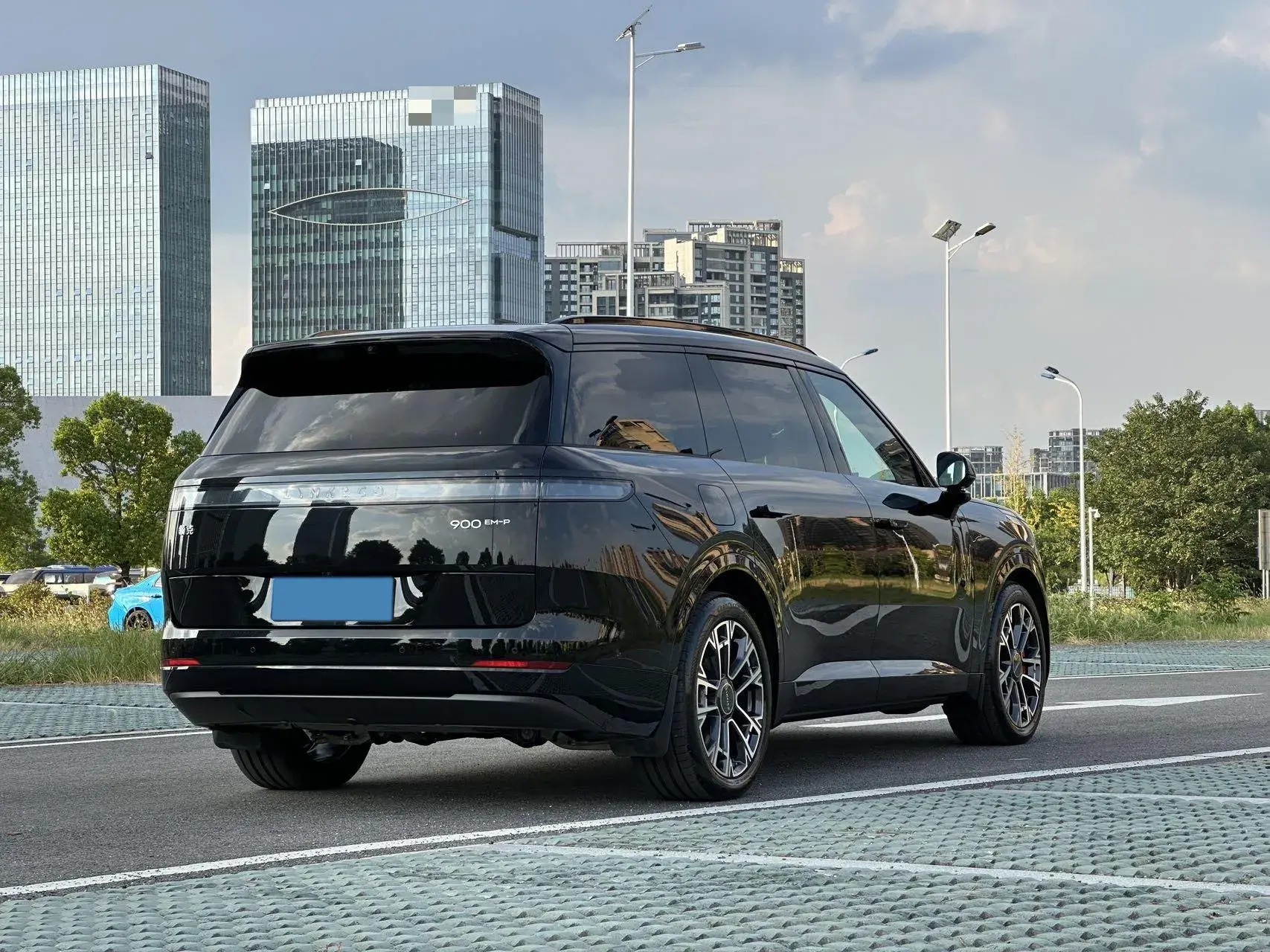 2025 LYNK&CO 900 thumbnail 2