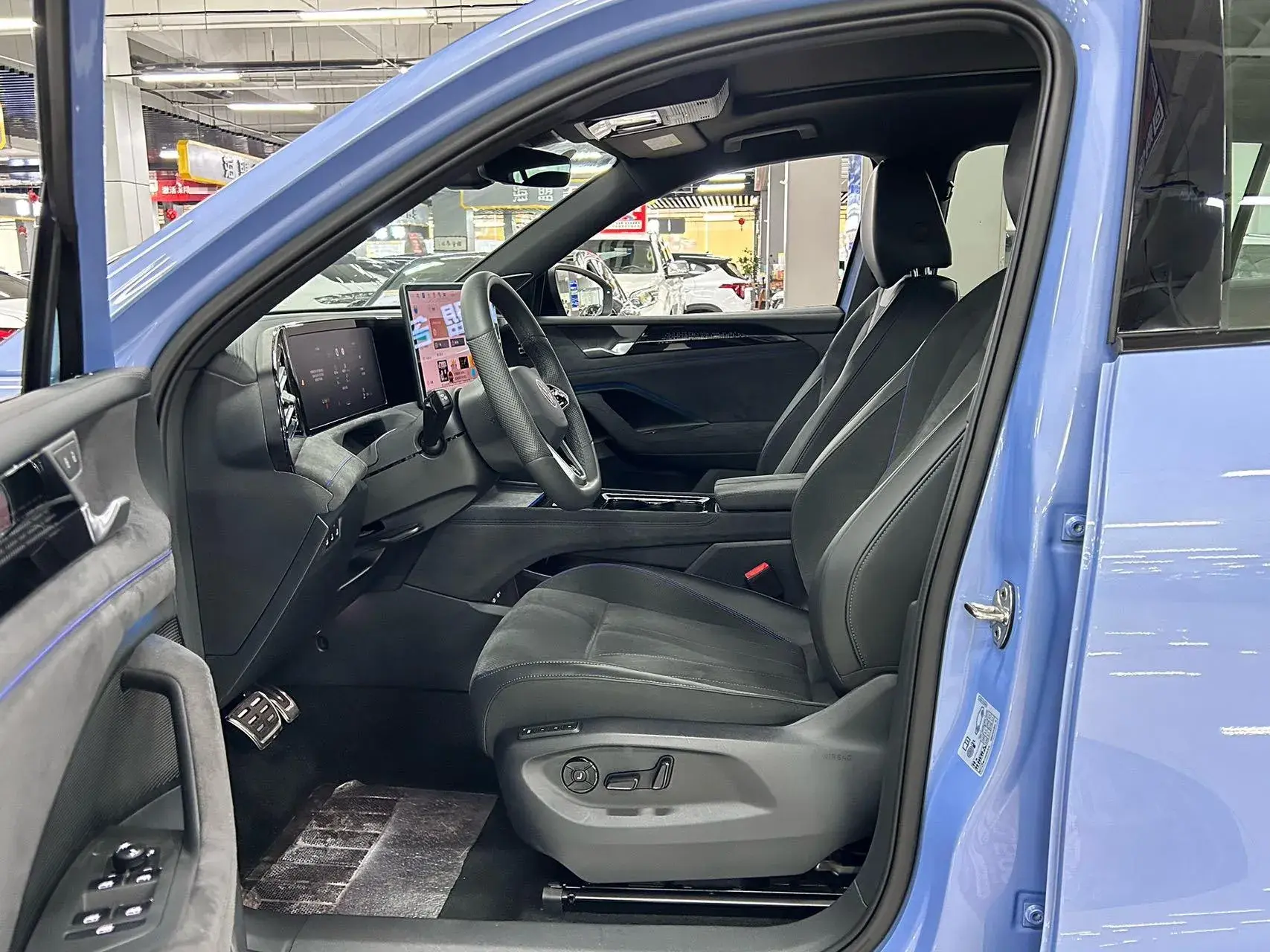 2024 VOLKSWAGEN TIGUAN thumbnail 3