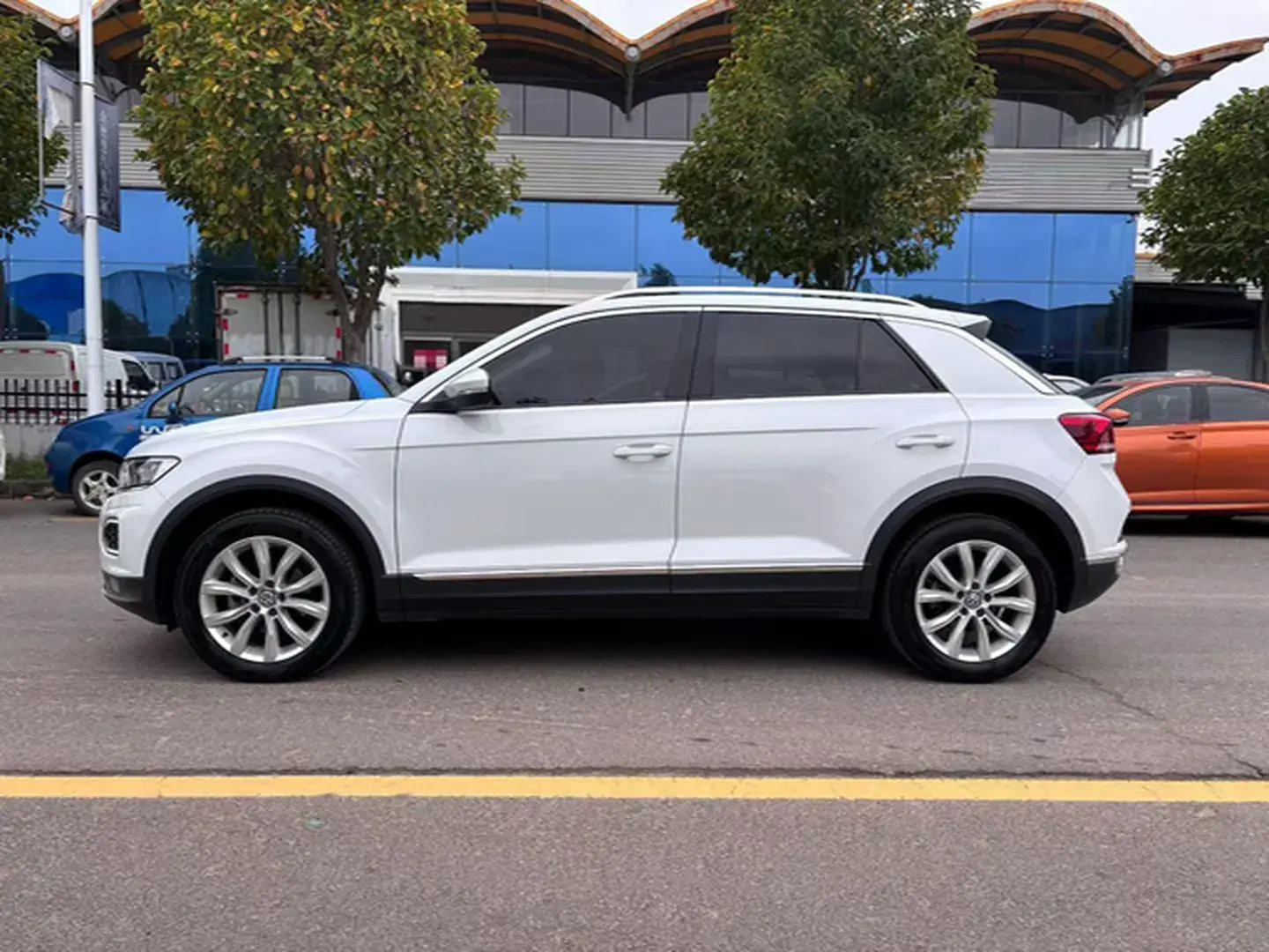2019 VOLKSWAGEN T-ROC thumbnail 3