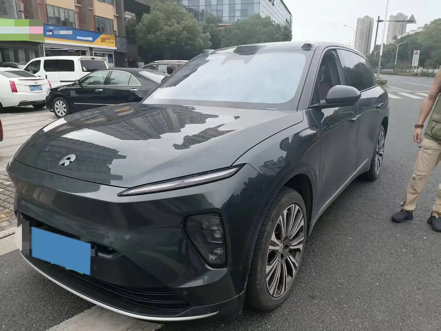 2023 NIO ES8 view 1