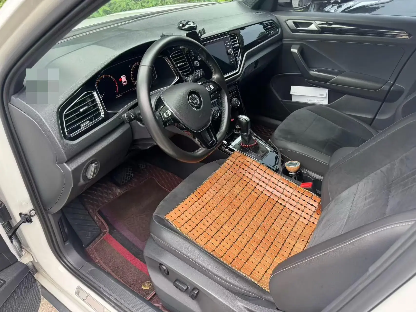 2018 VOLKSWAGEN T-ROC thumbnail 4