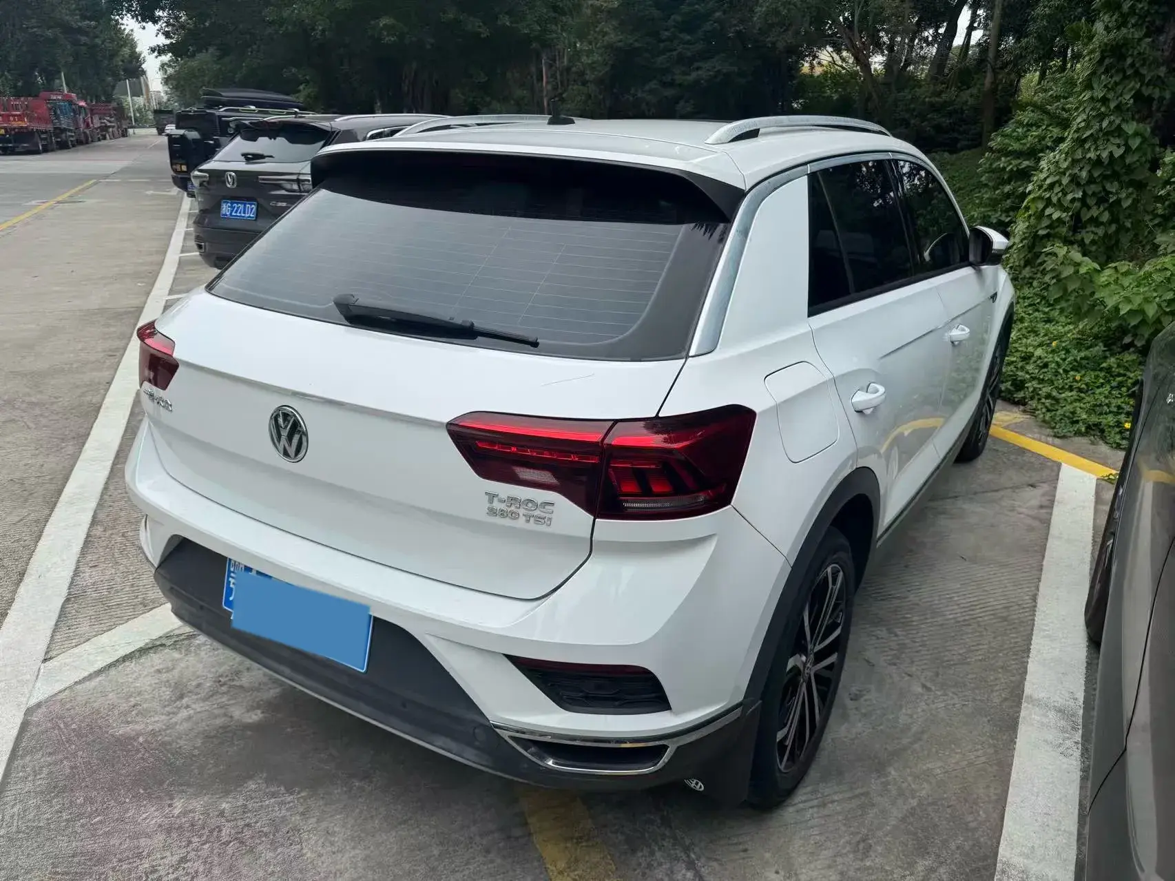 2018 VOLKSWAGEN T-ROC thumbnail 3