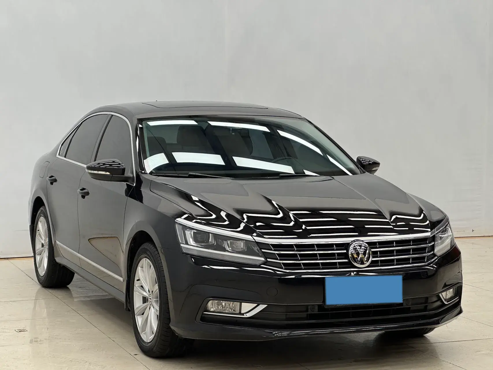 2017 VOLKSWAGEN PASSAT thumbnail 3