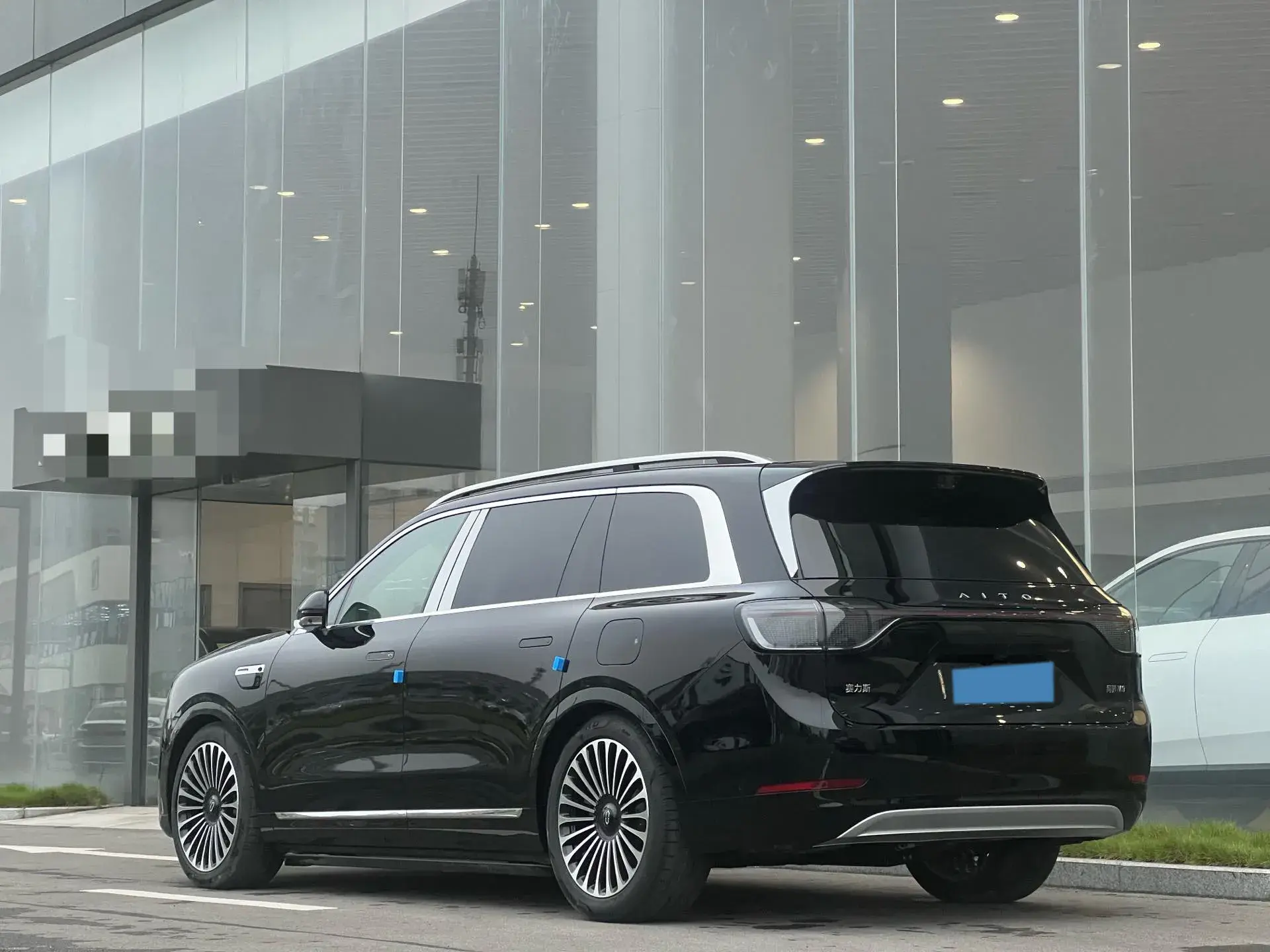 2025 AITO AITO thumbnail 3