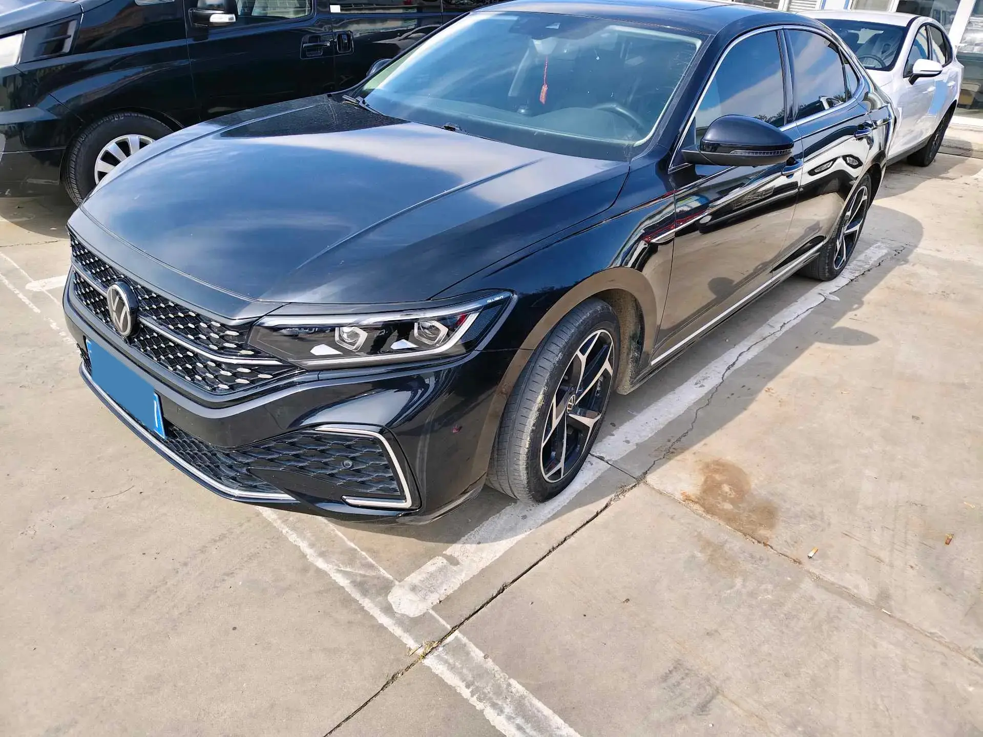 2023 VOLKSWAGEN PASSAT view 1