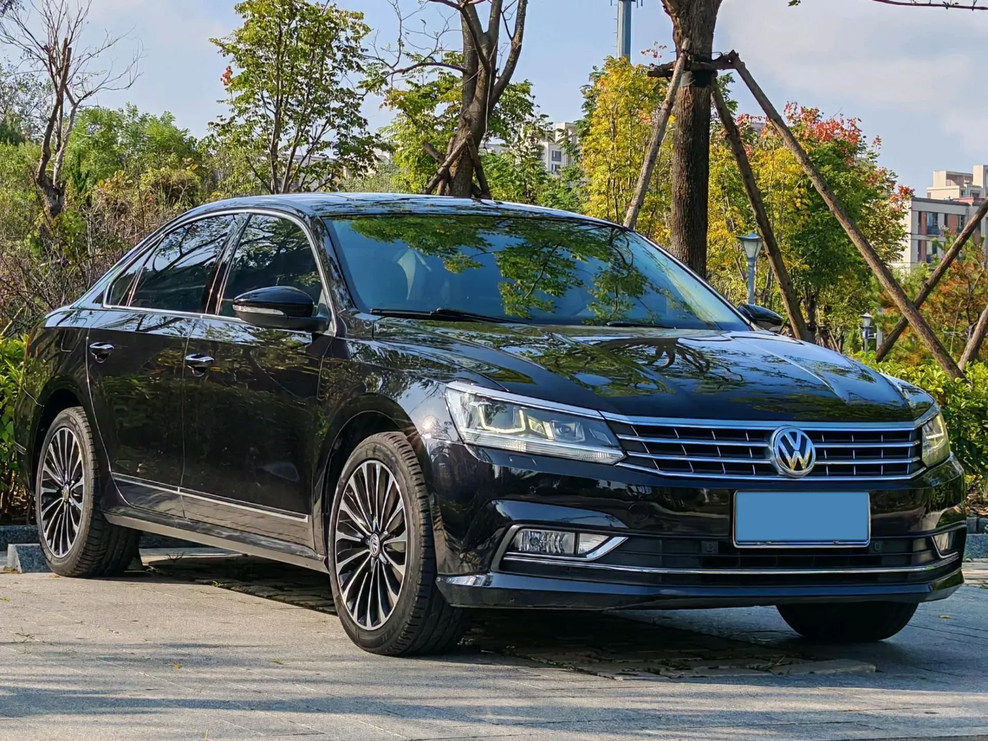 2017 VOLKSWAGEN PASSAT thumbnail 3