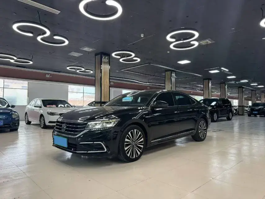 2021 VOLKSWAGEN PASSAT view 1