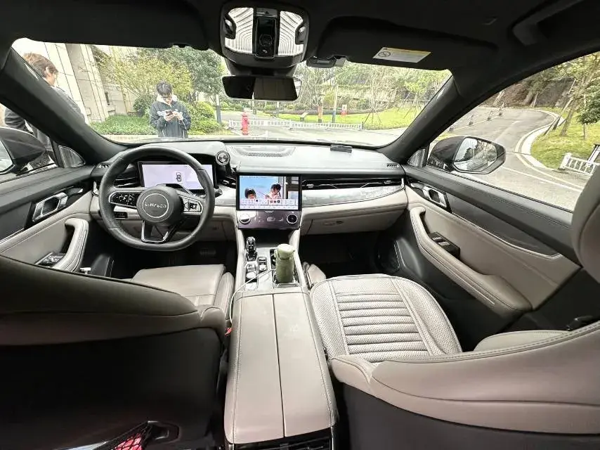 2023 LYNK&CO 09 thumbnail 3