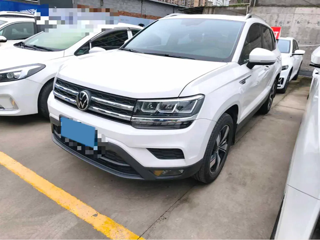 2022 VOLKSWAGEN THARU view 1