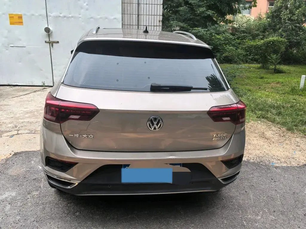 2018 VOLKSWAGEN T-ROC thumbnail 4