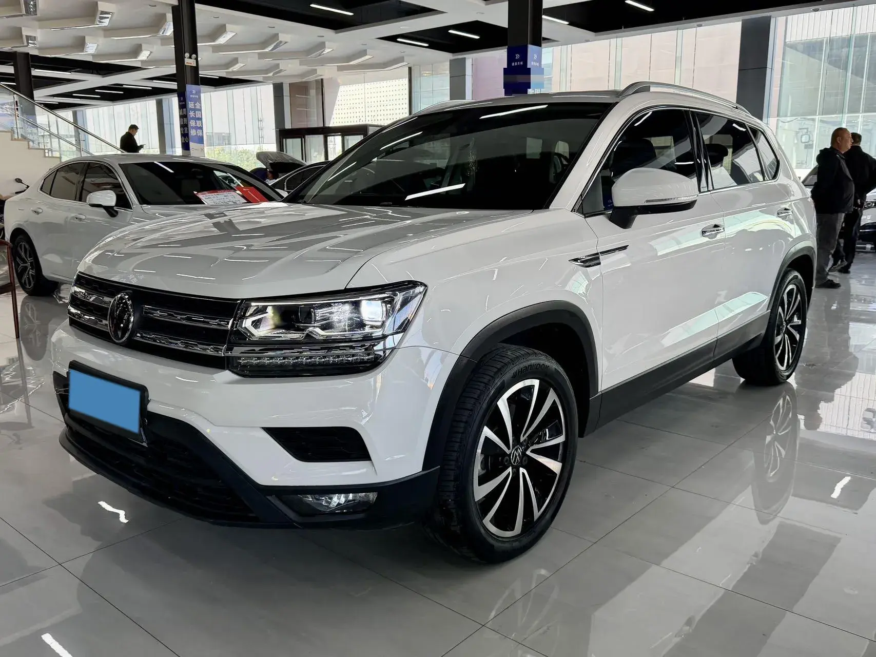 2022 VOLKSWAGEN THARU view 1