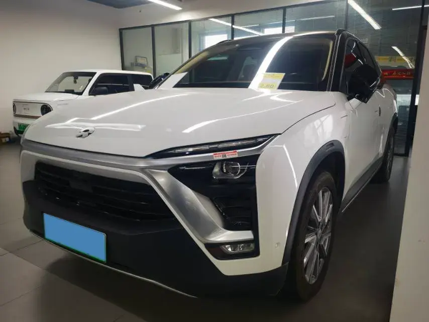 2018 NIO ES8 view 1