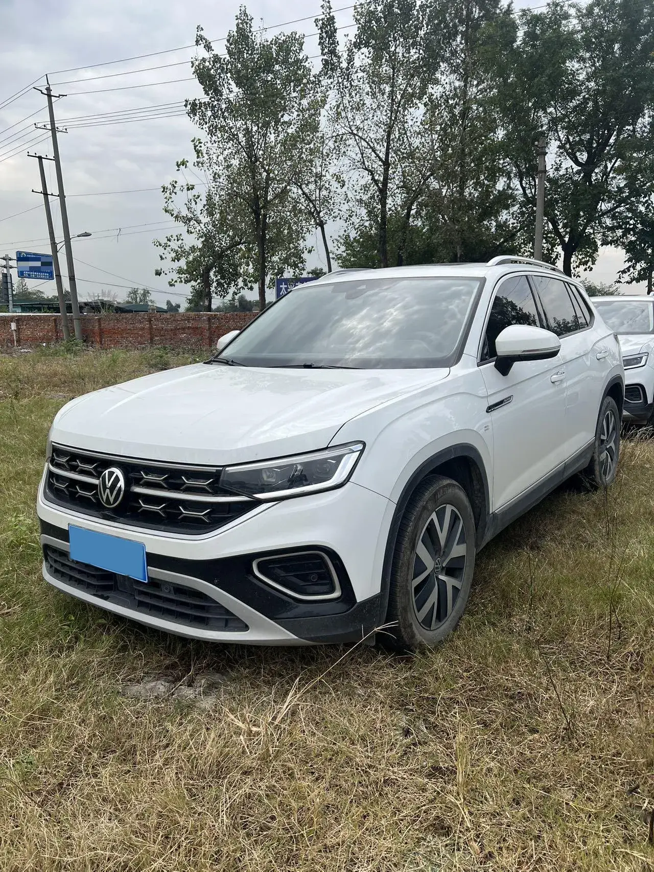 2023 VOLKSWAGEN TAYRON view 1