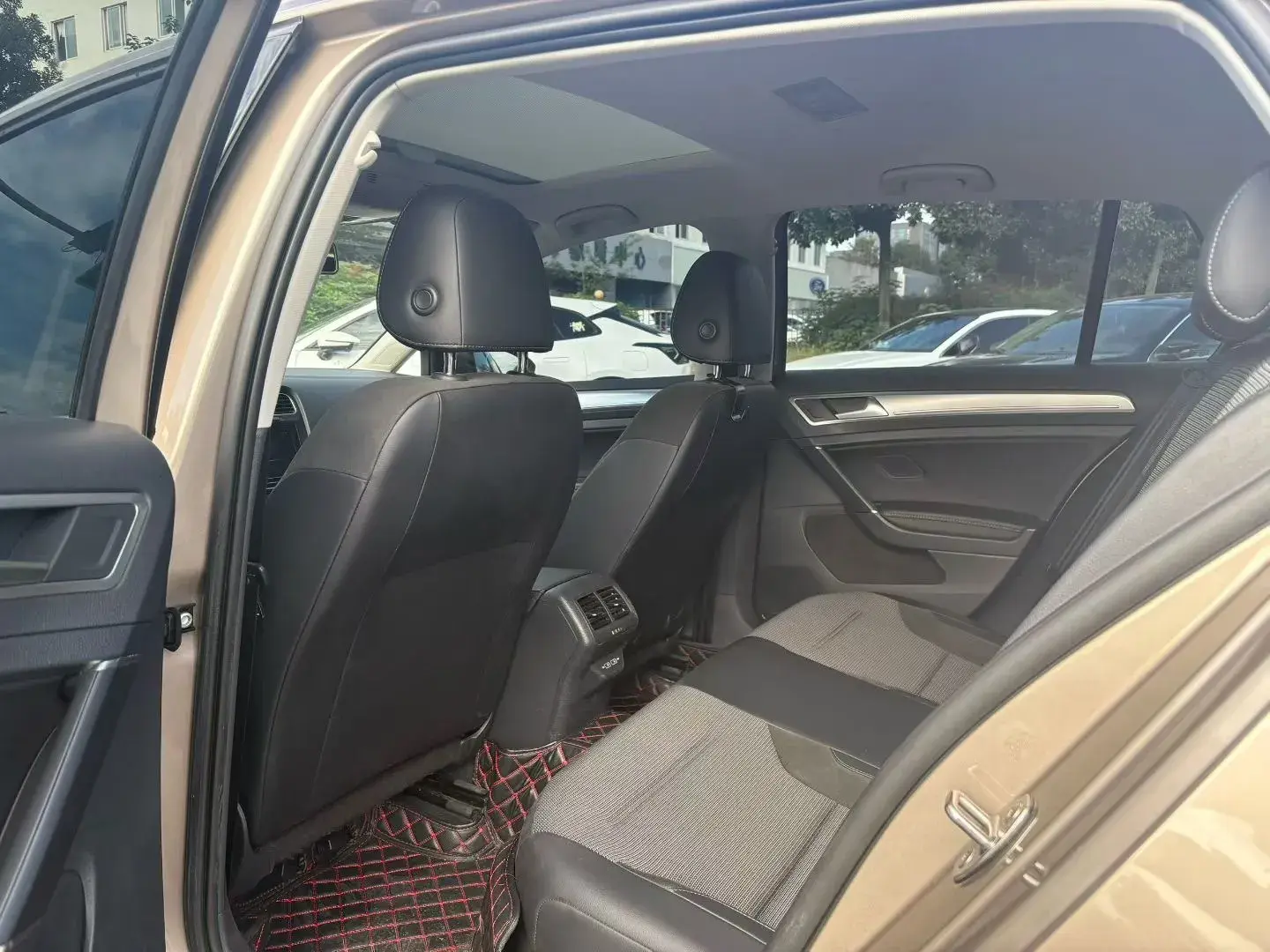 2019 VOLKSWAGEN GOLF thumbnail 3