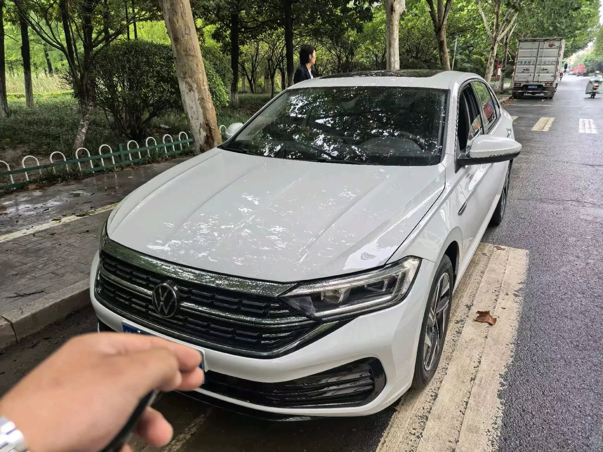 2025 VOLKSWAGEN SAGITAR view 1