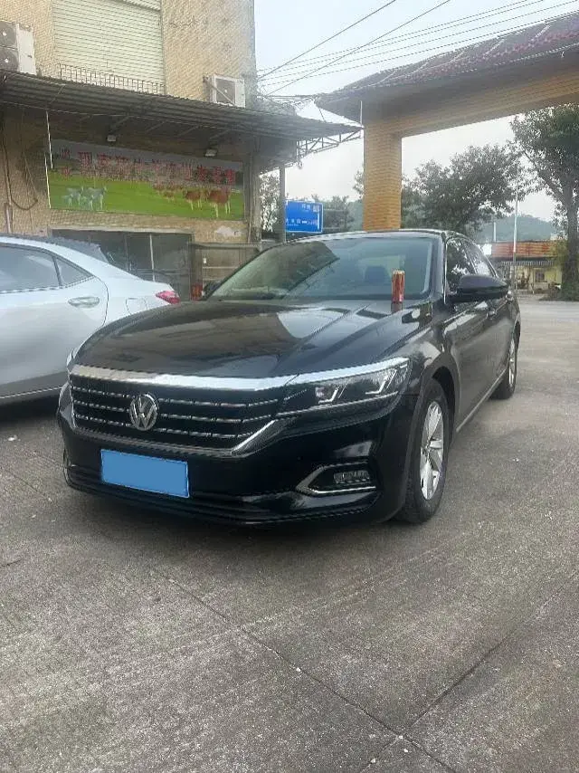 2019 VOLKSWAGEN PASSAT view 1