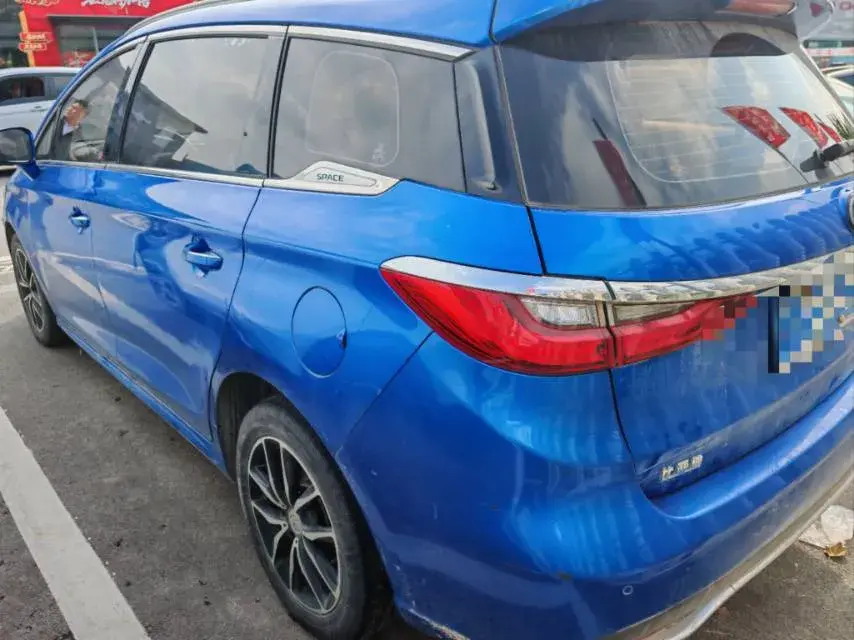 2017 BYD SONG thumbnail 4