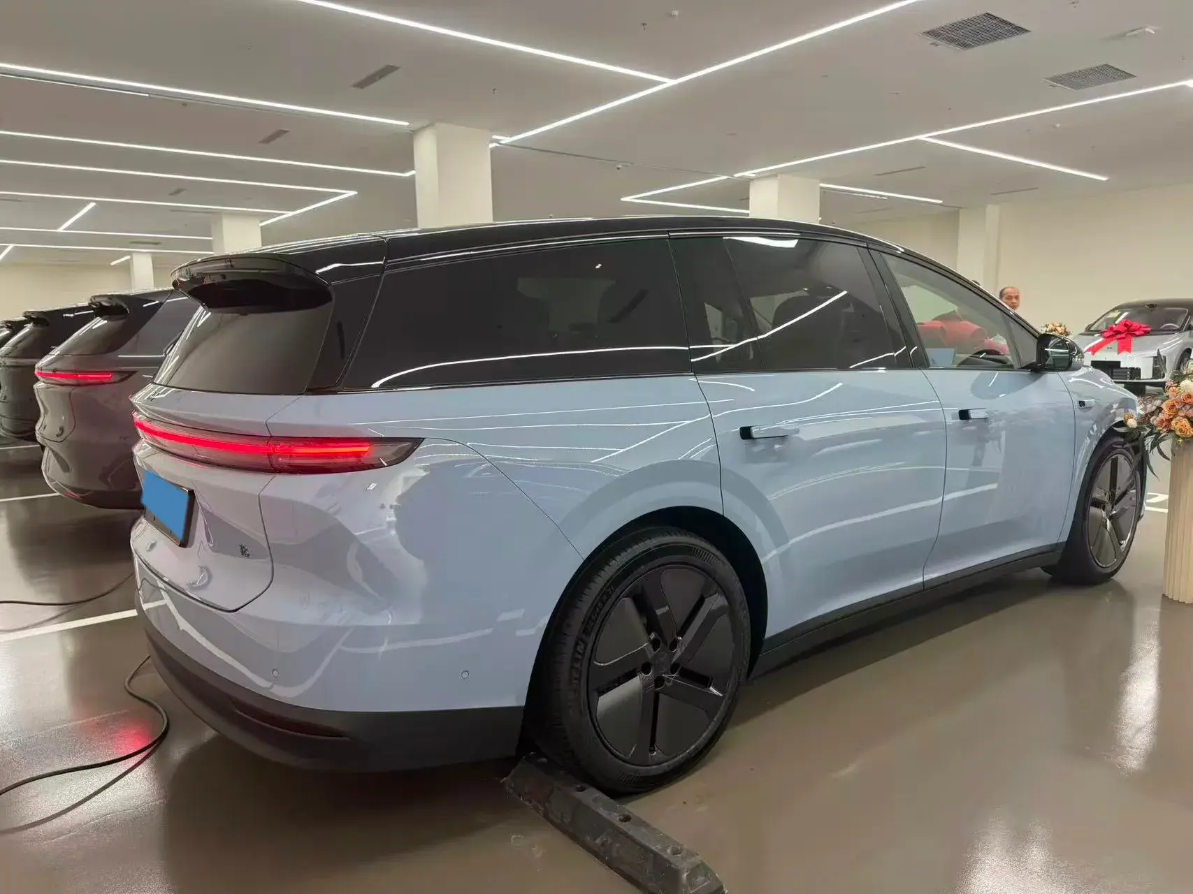 2025 LI I8 thumbnail 3