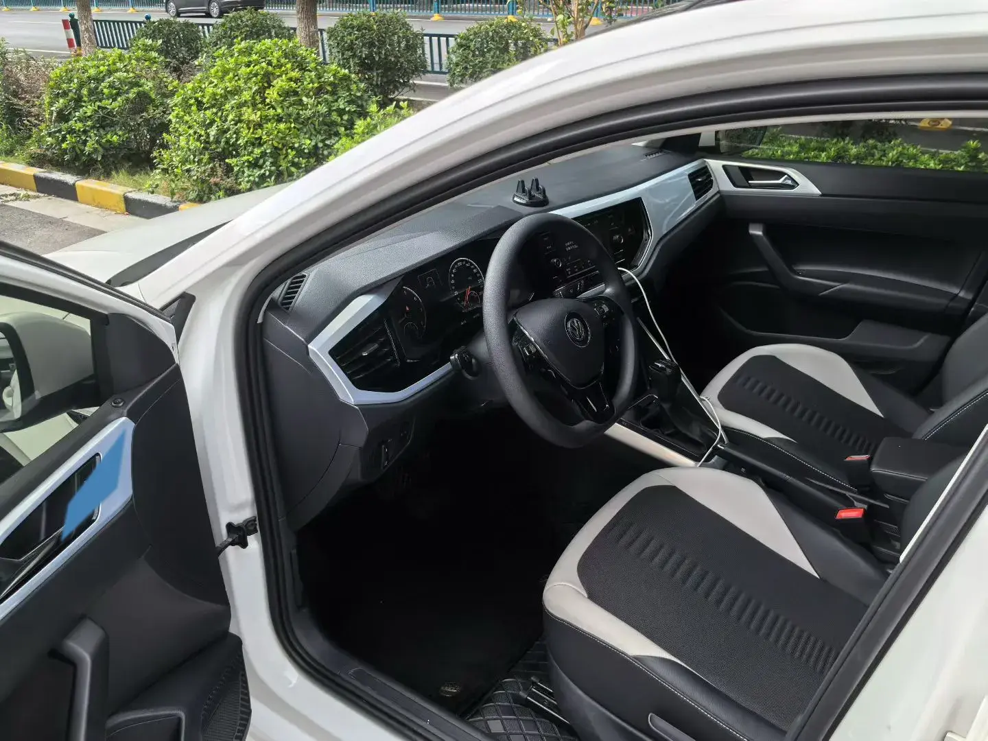 2019 VOLKSWAGEN POLO thumbnail 3